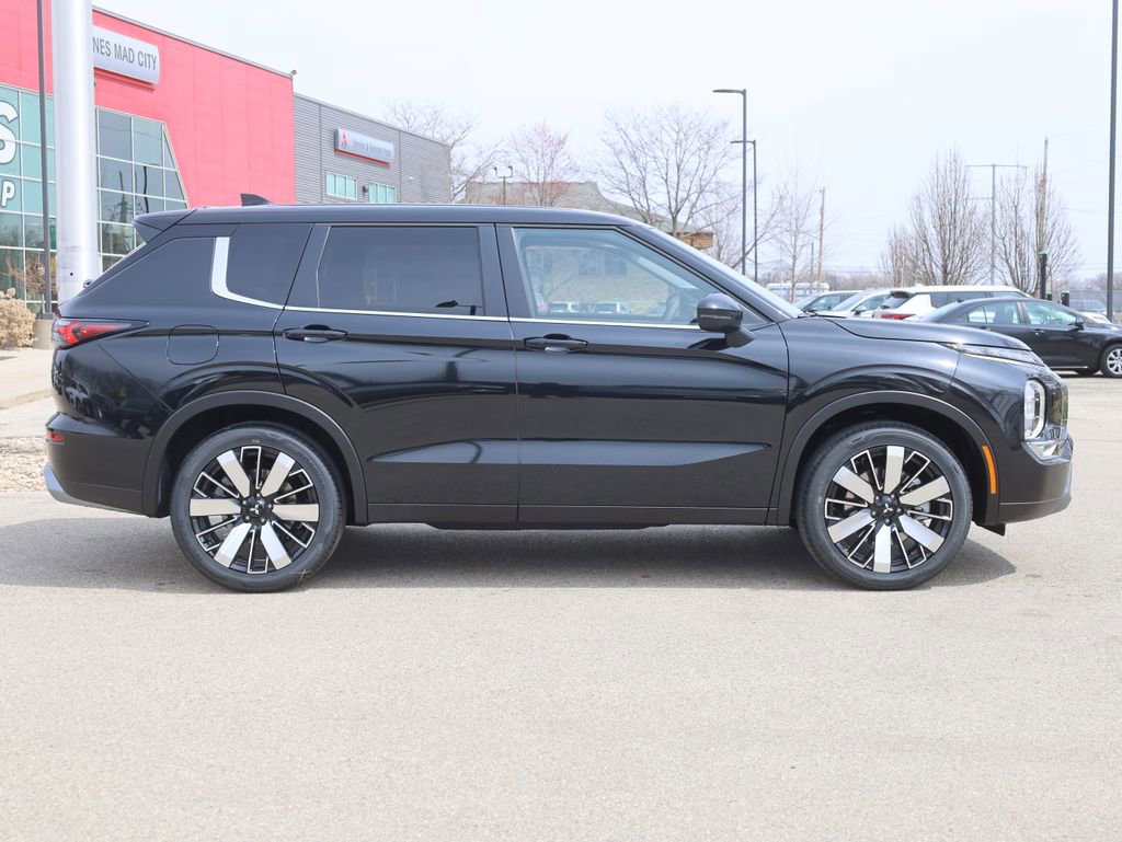 New 2025 Mitsubishi Outlander SE image 11