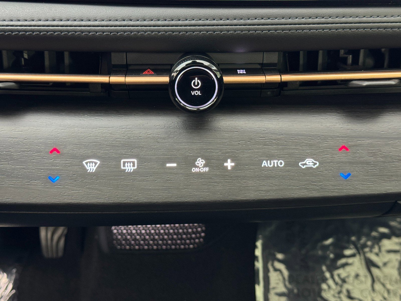 Used 2023 Nissan Ariya Premiere image 28