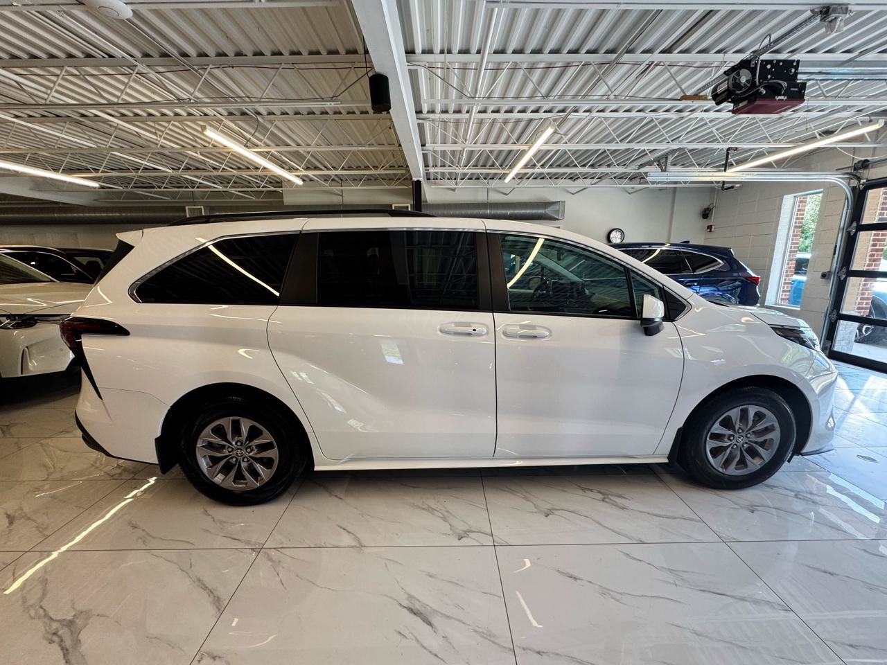 Used 2025 Toyota Sienna LE w/ LE Plus Package AWD/4WD image 4