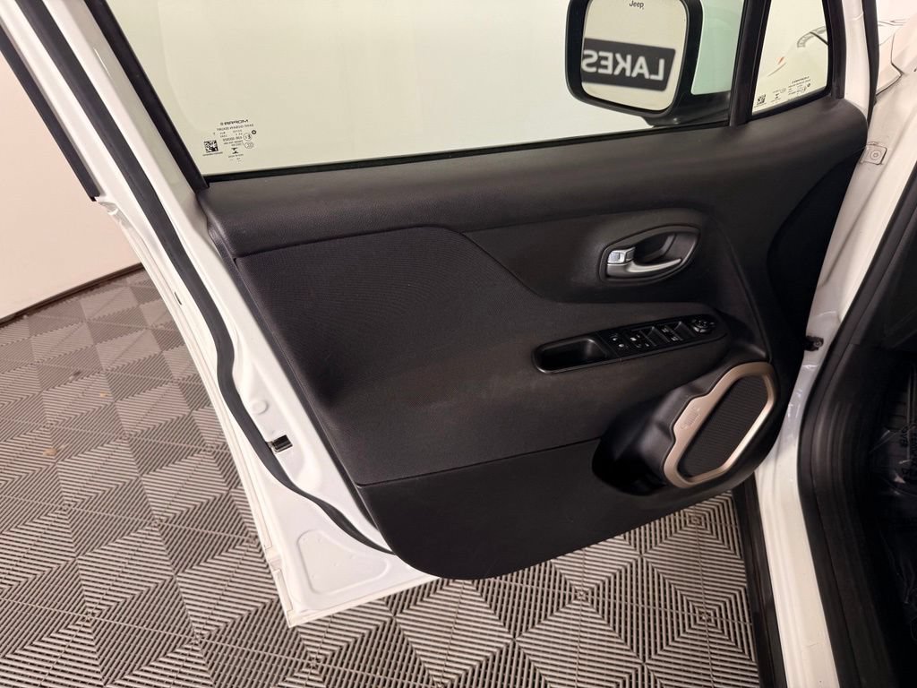 Used 2015 Jeep Renegade Latitude AWD/4WD image 18