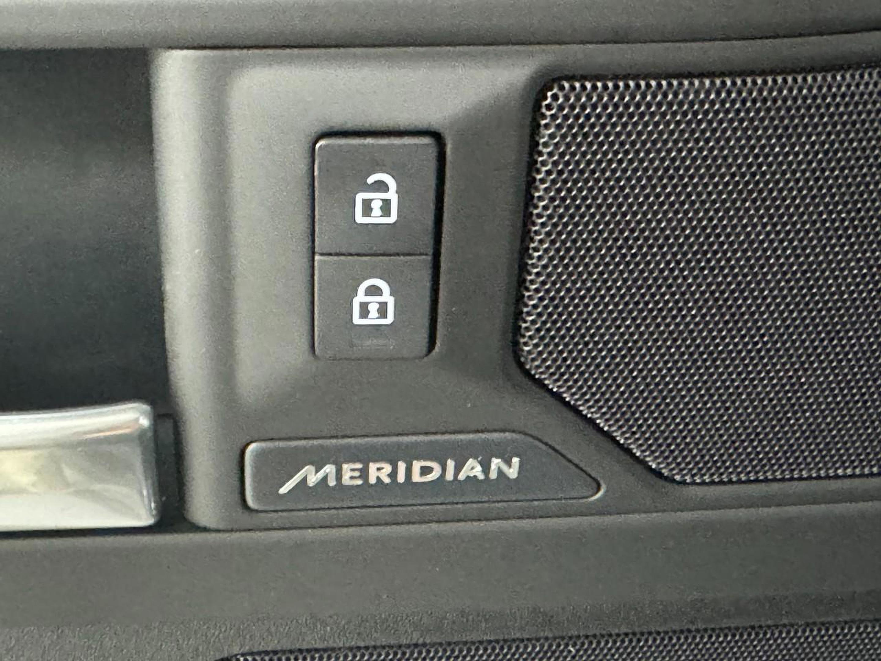 Used 2025 Land Rover Defender 110 S image 24