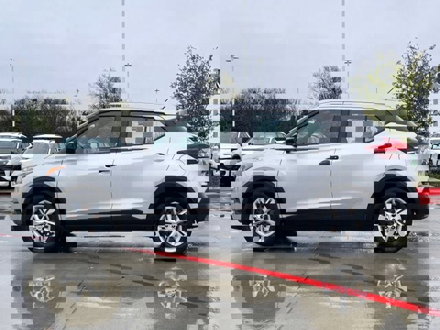 Used 2020 Nissan Kicks S image 3