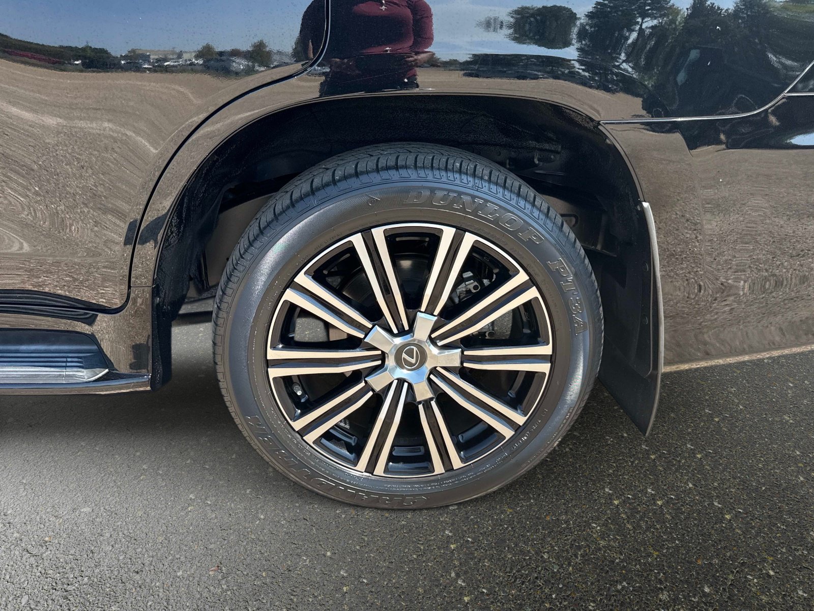 Used 2020 Lexus LX 570 4WD w/ 3rd Row & Luxury Pkg image 10