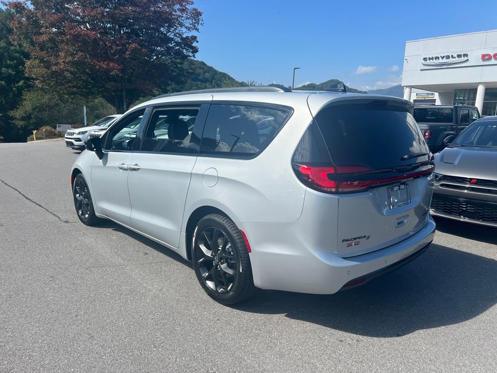 New 2026 Chrysler Pacifica Limited image 5