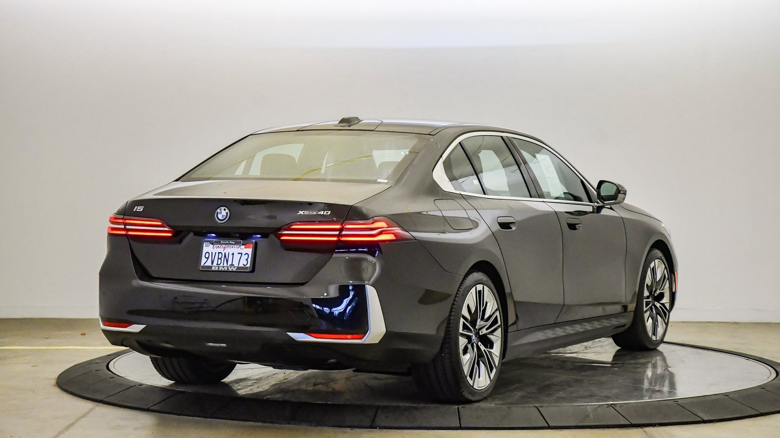 Used 2025 BMW i5 xDrive40 w/ Premium Package image 5