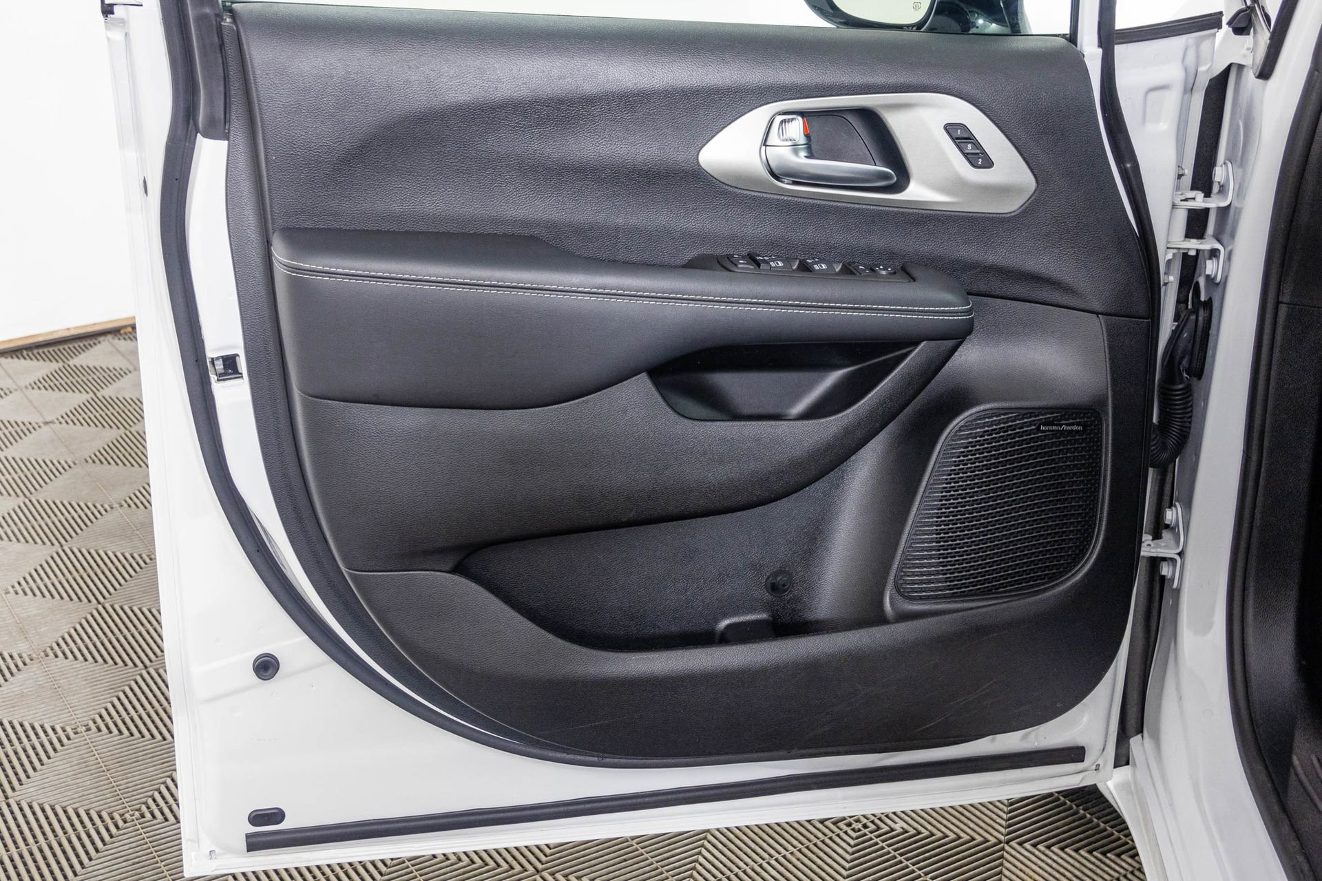 Used 2023 Chrysler Pacifica Limited w/ Uconnect Theater Family Group image 40