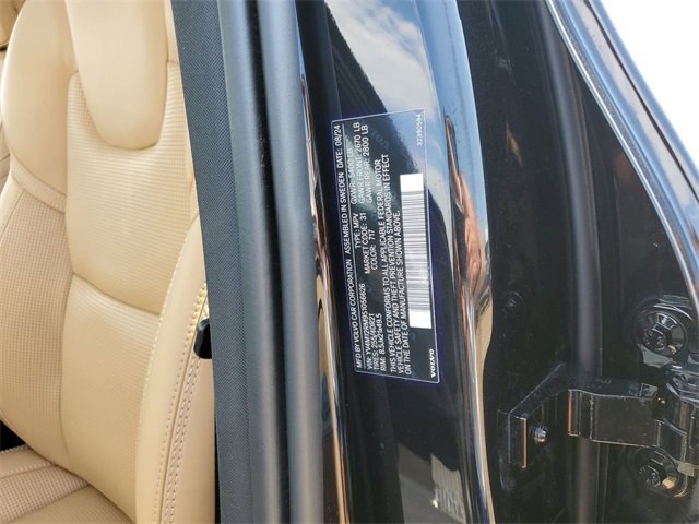 Used 2025 Volvo XC60 B5 Ultra w/ Protection Package Premier image 35