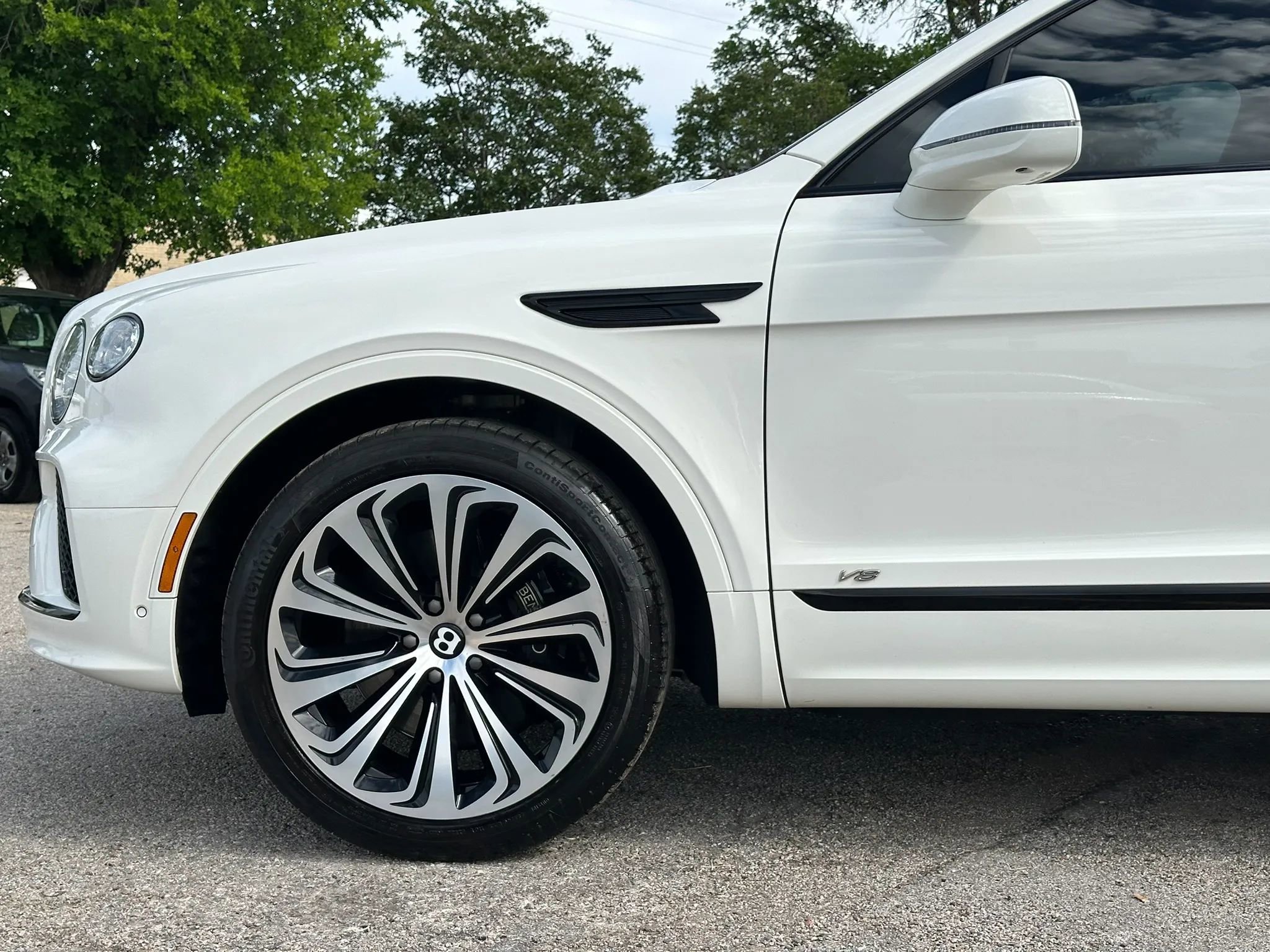 Used 2021 Bentley Bentayga AWD/4WD image 3