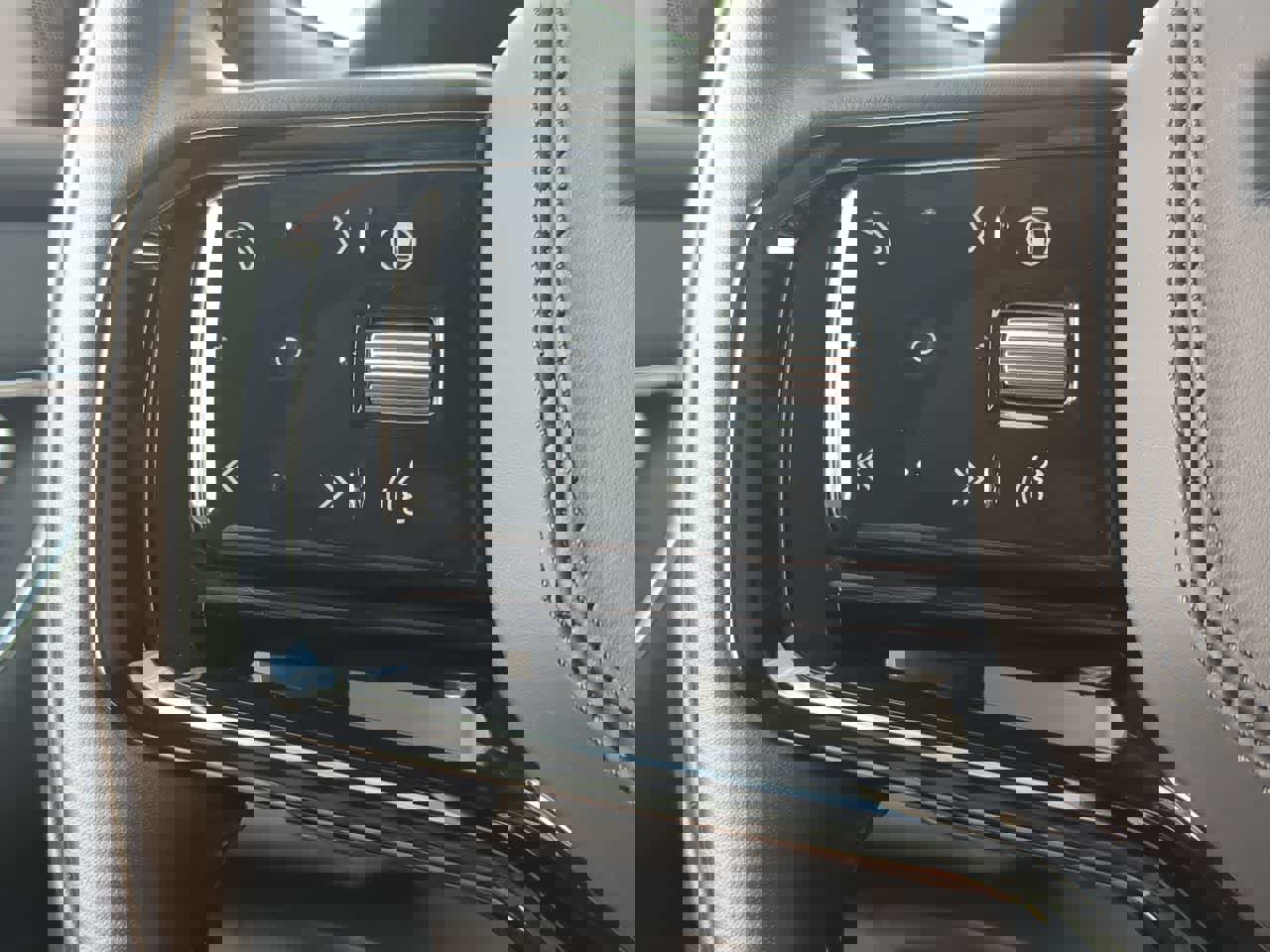 Certified 2026 Land Rover Range Rover Velar Dynamic SE image 25