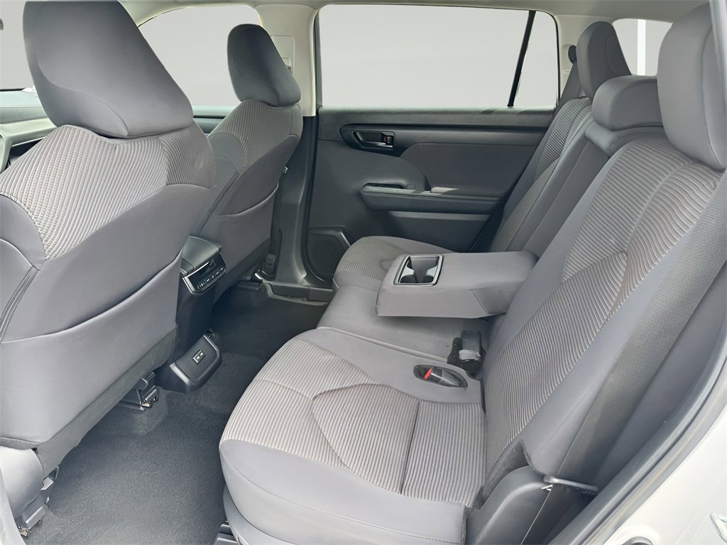 Used 2024 Toyota Highlander LE image 31