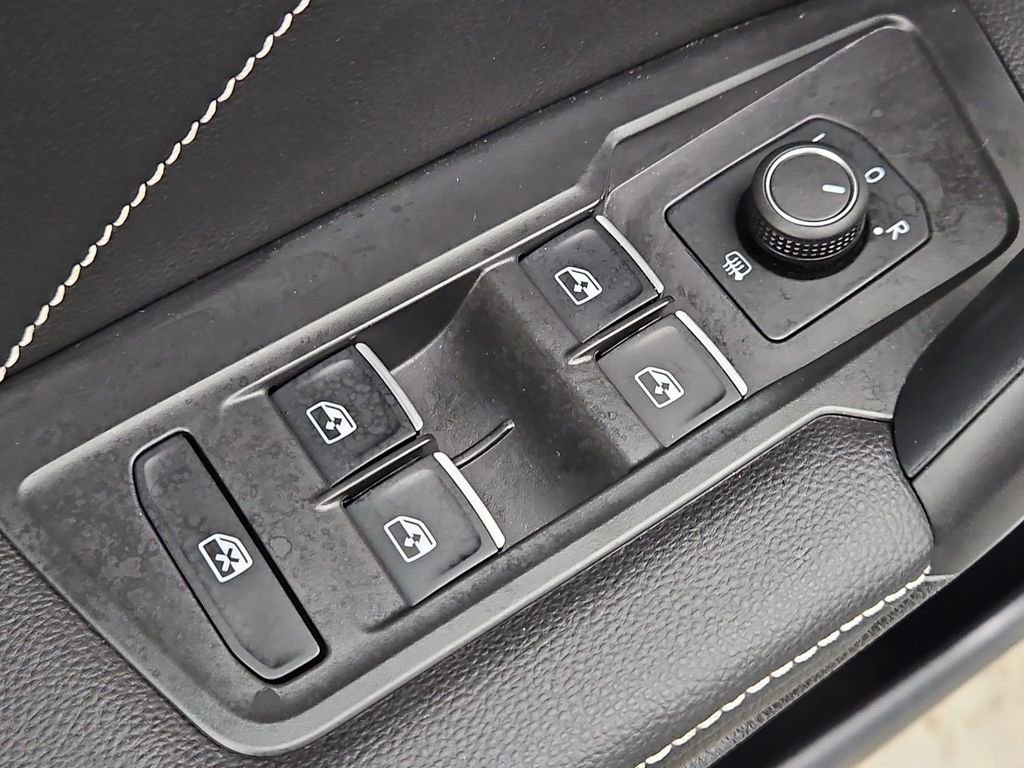 Used 2023 Volkswagen Tiguan SE R-Line image 27