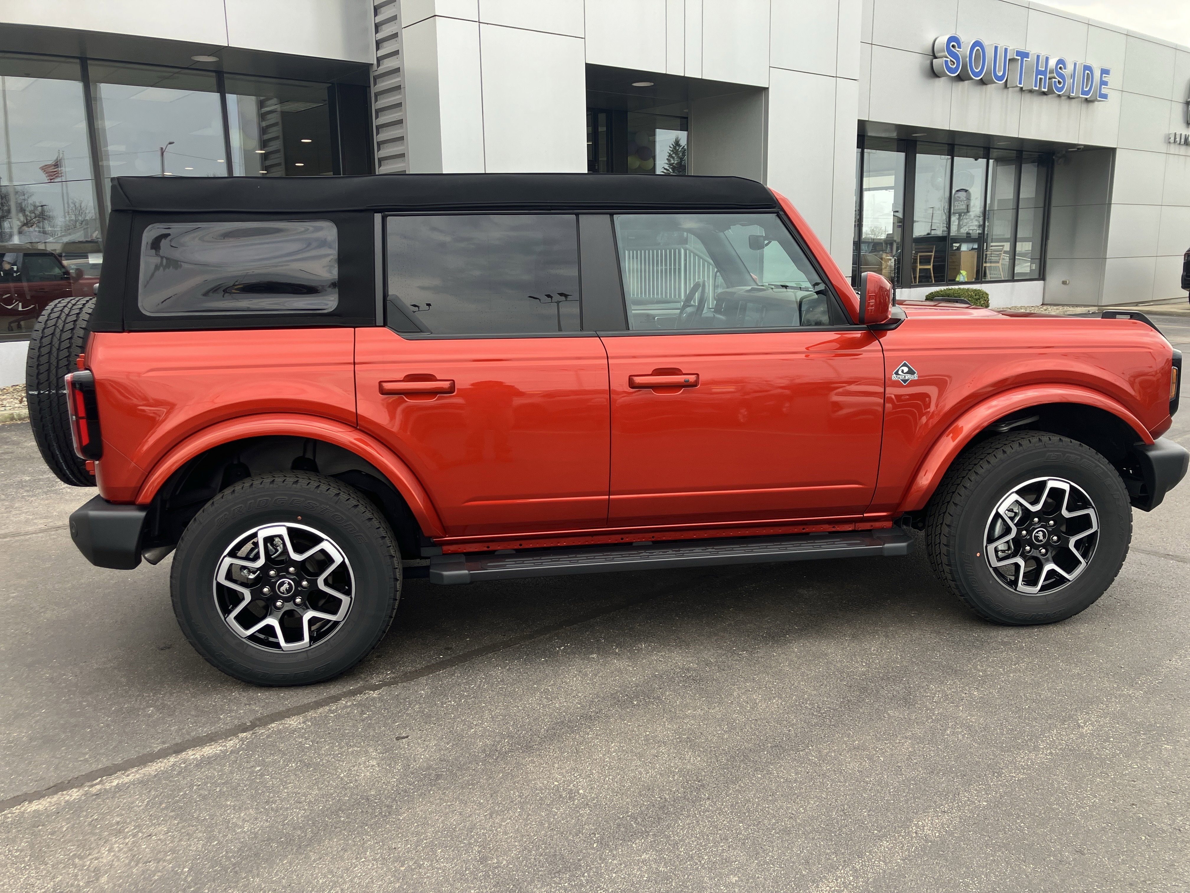 Used 2024 Ford Bronco Outer Banks image 8