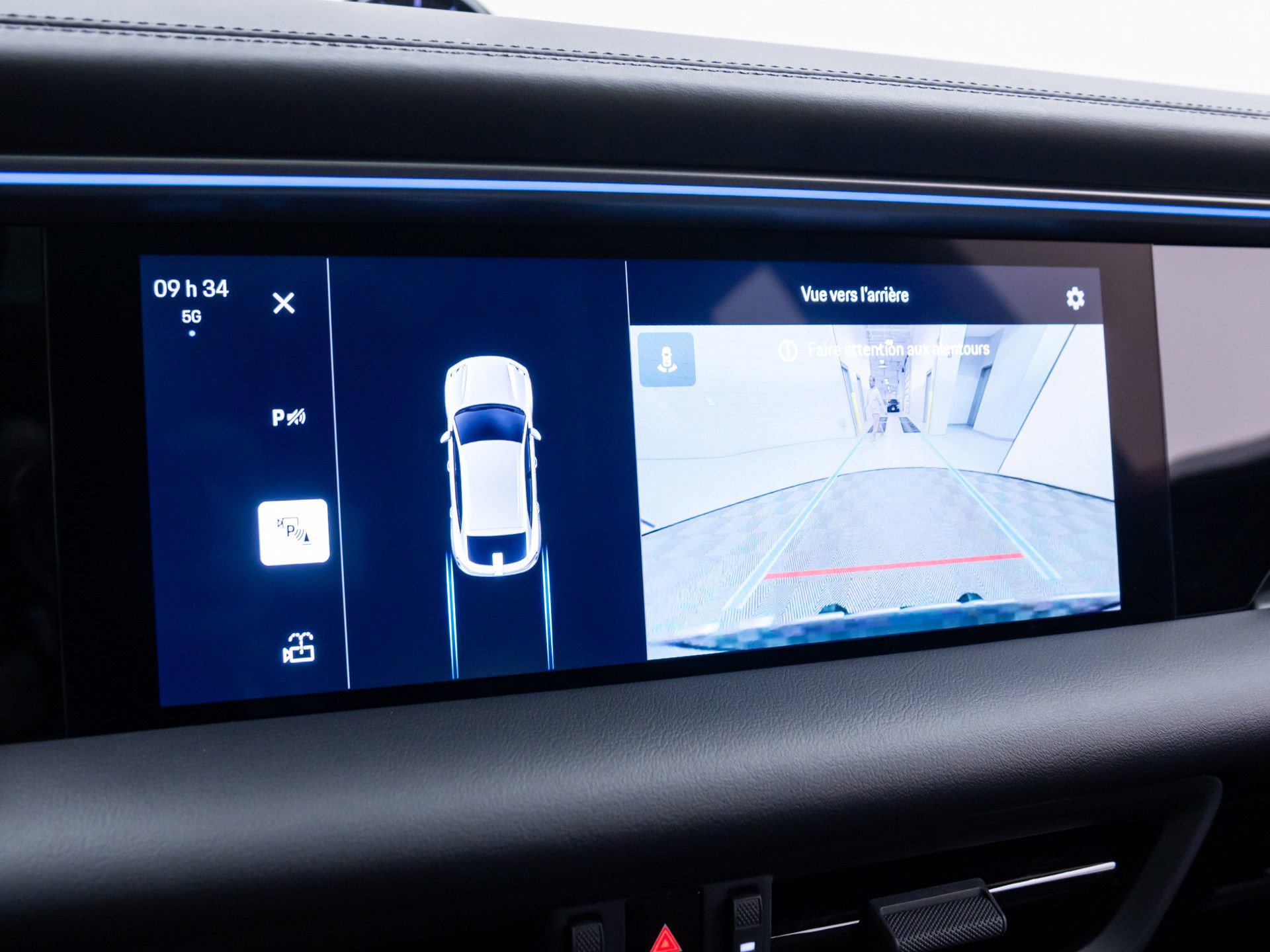 Certified 2025 Porsche Macan 4 Electric AWD/4WD image 23