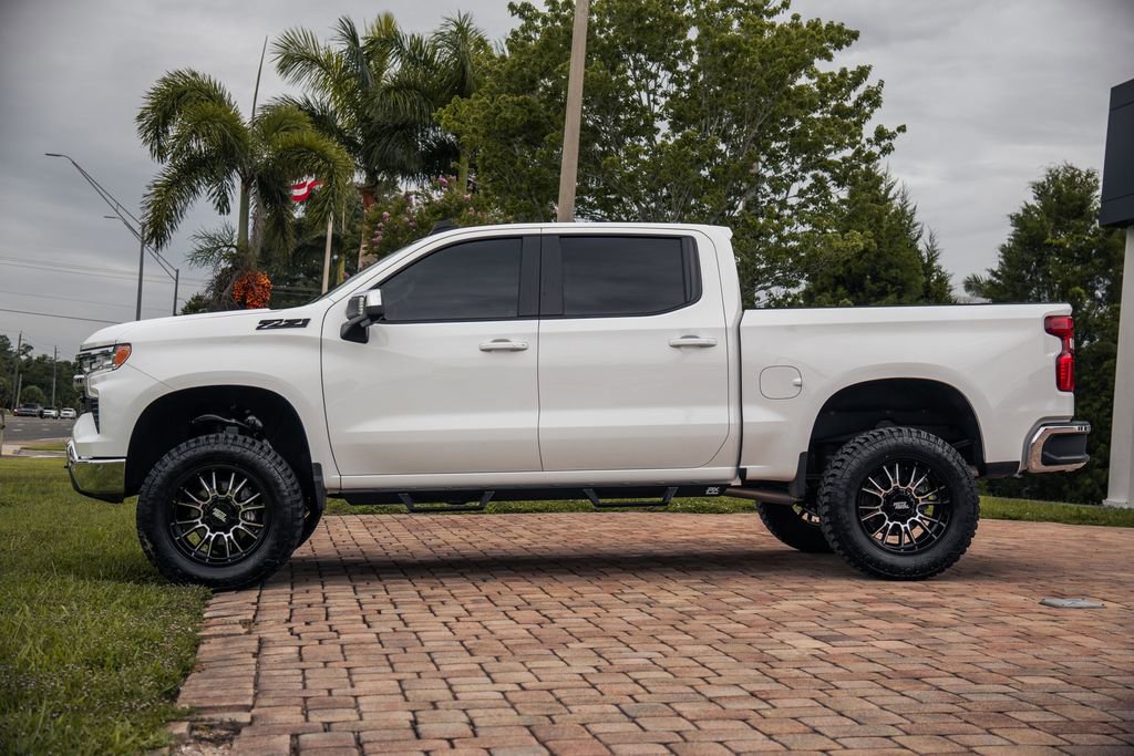 Used 2025 Chevrolet Silverado 1500 LT AWD/4WD image 2