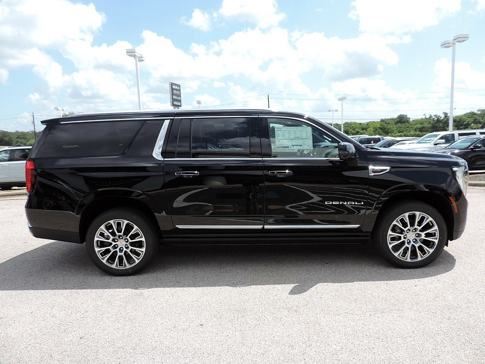 New 2026 GMC Yukon XL Denali w/ Denali Reserve Package AWD/4WD image 4
