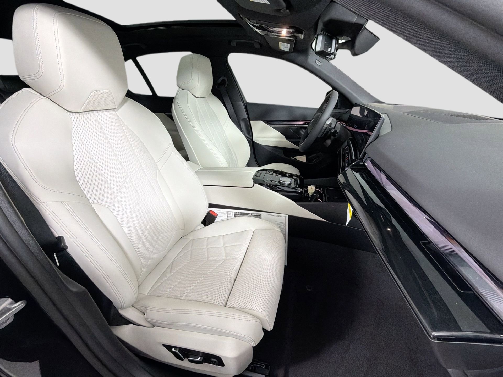 New 2026 BMW 550e xDrive w/ Premium Package image 29