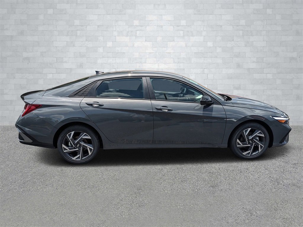 New 2025 Hyundai Elantra SEL image 4