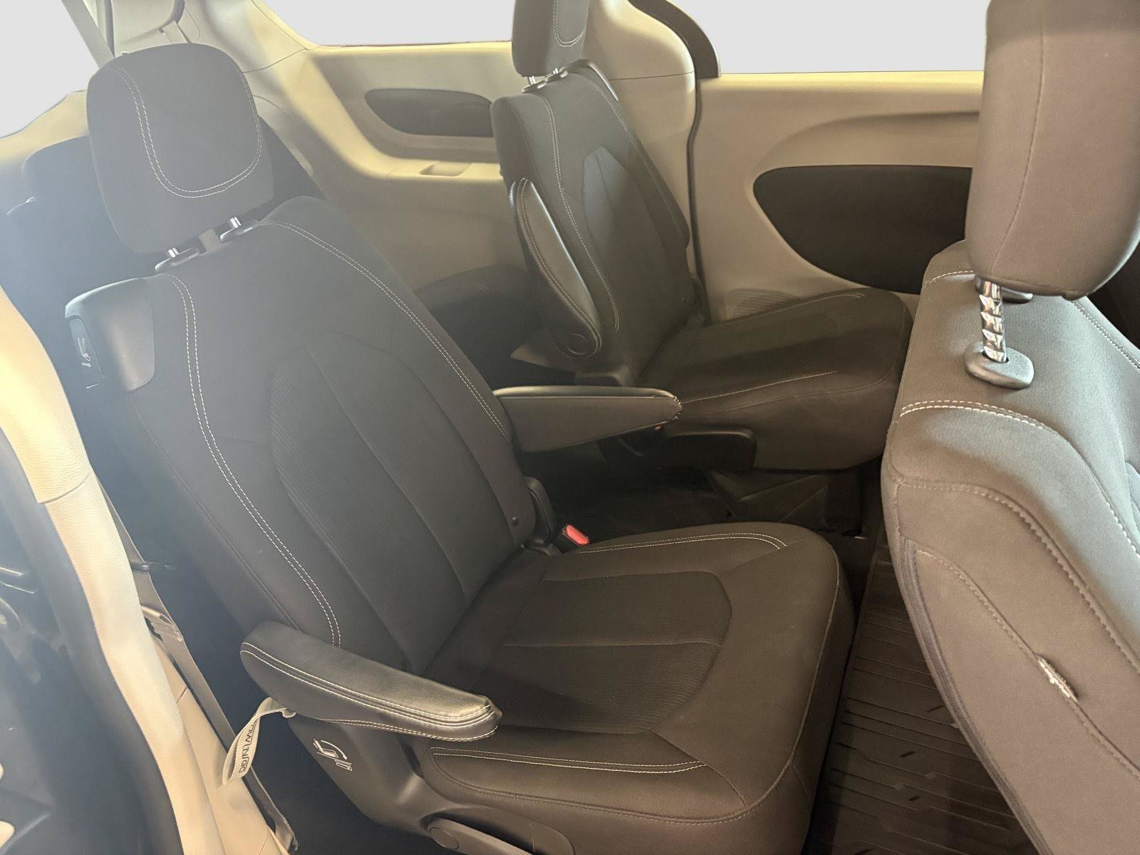Used 2023 Chrysler Voyager LX FWD image 15