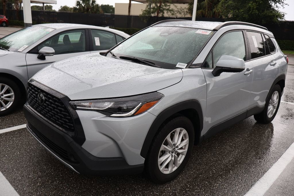 Used 2024 Toyota Corolla Cross LE FWD image 2