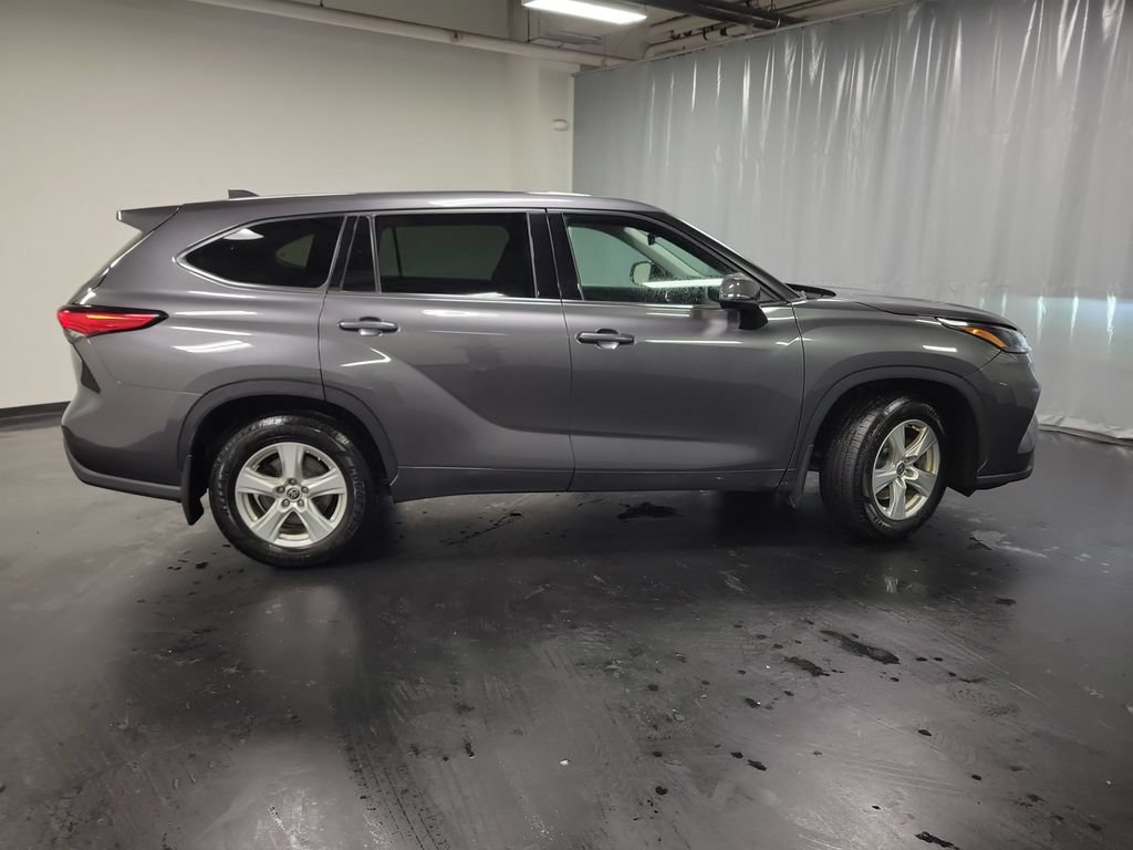 Used 2022 Toyota Highlander LE AWD/4WD image 9