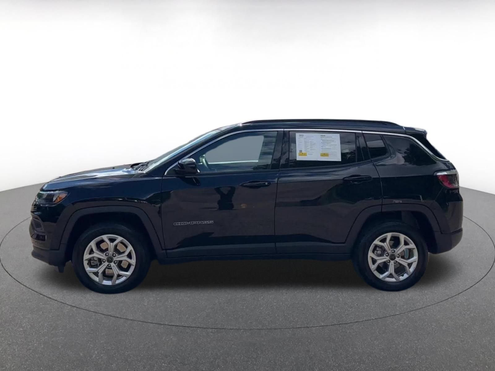 Used 2025 Jeep Compass Latitude AWD/4WD image 9