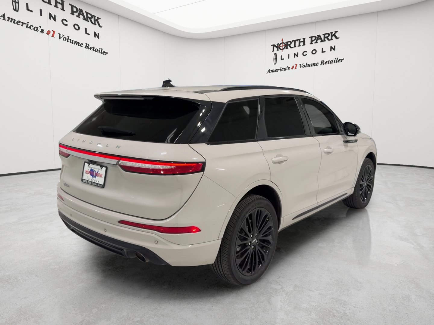 Used 2024 Lincoln Corsair Reserve w/ Equipment Group 201A AWD/4WD image 5