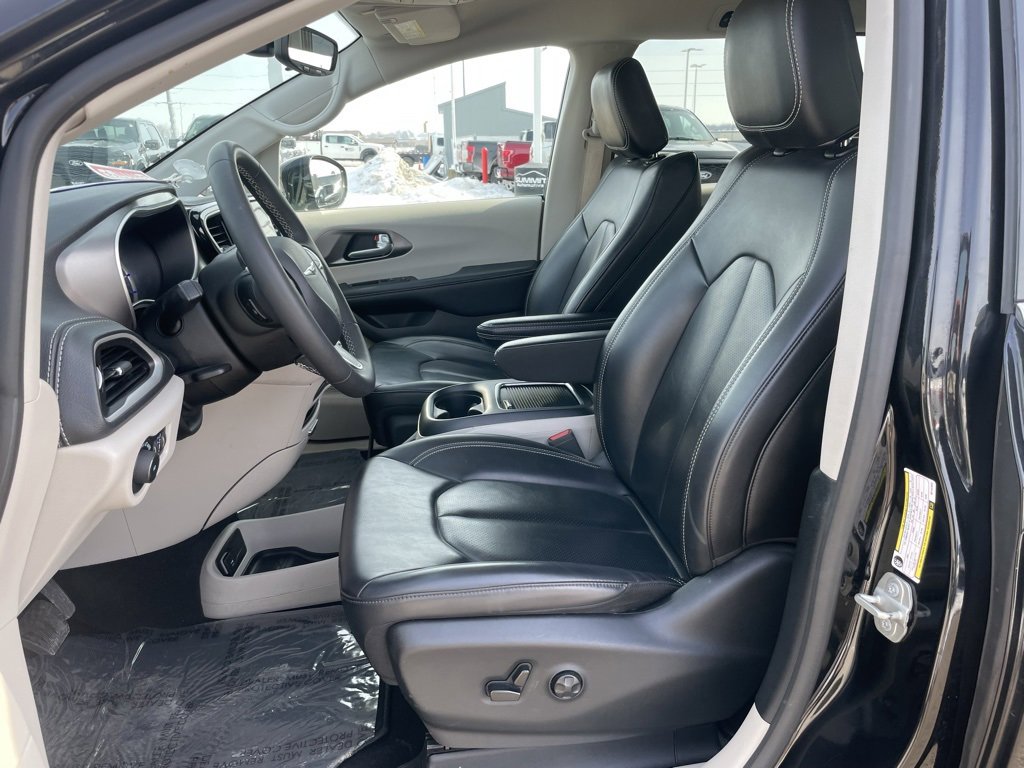 Used 2024 Chrysler Pacifica Select image 7