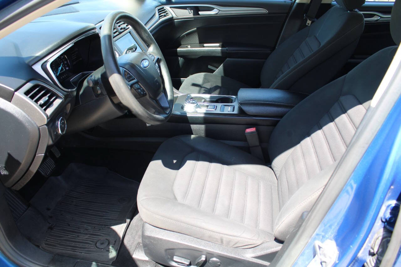 Used 2017 Ford Fusion SE w/ Fusion SE Technology Package FWD image 16