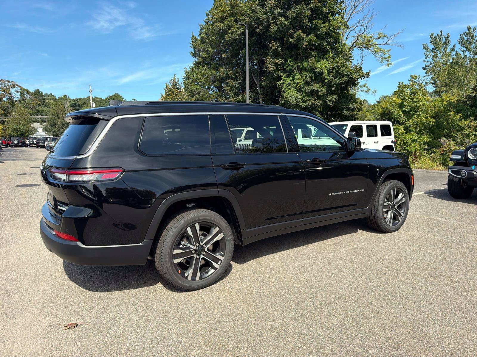 New 2027 Jeep Grand Cherokee L Limited AWD/4WD image 2