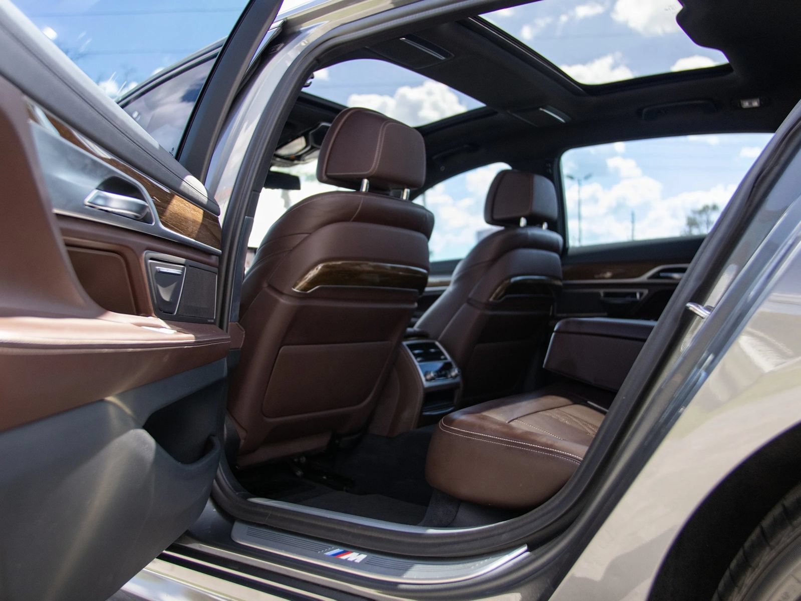 Used 2019 BMW 750i w/ M Sport Package RWD image 25