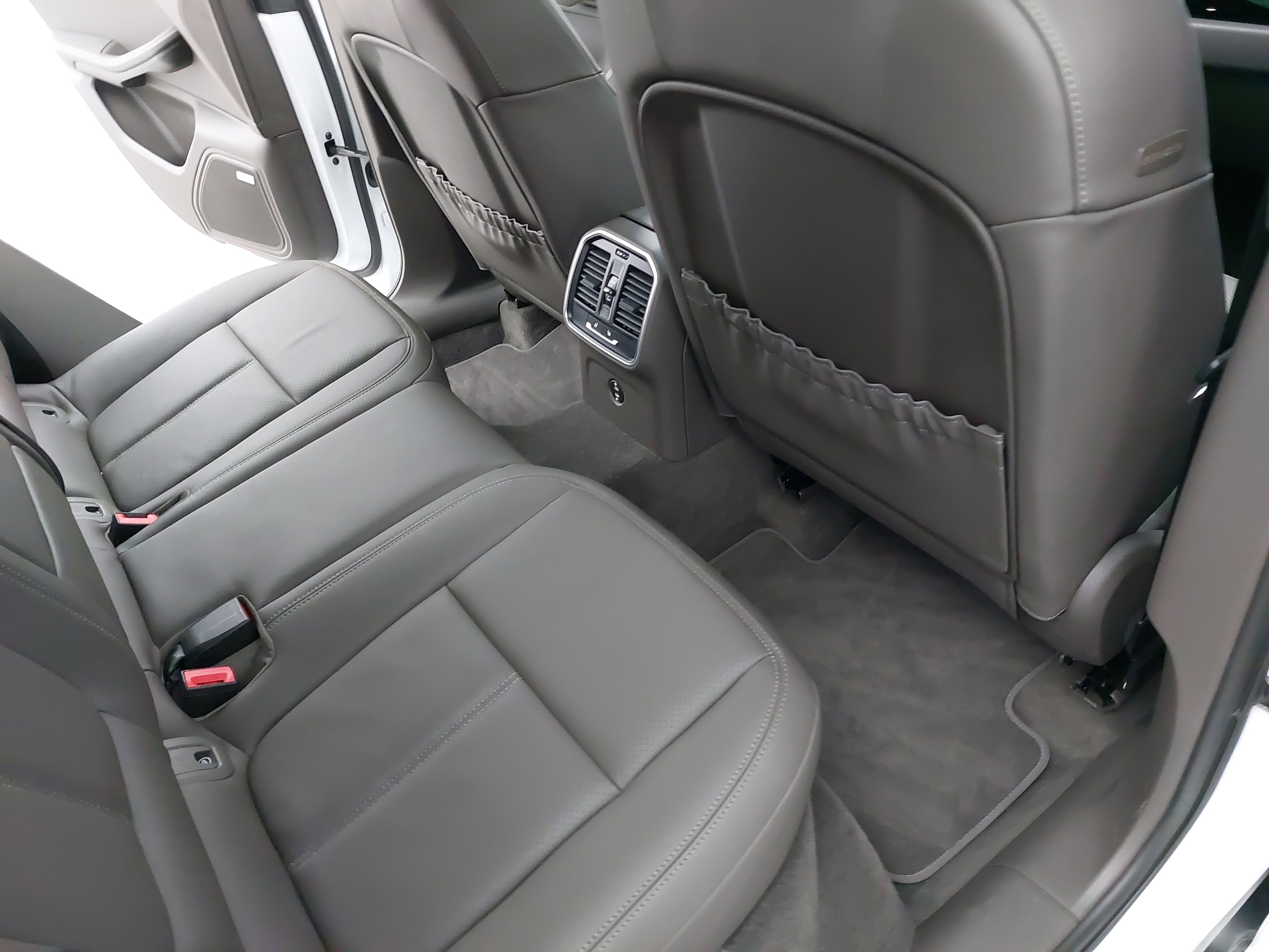 Used 2025 Porsche Macan image 13