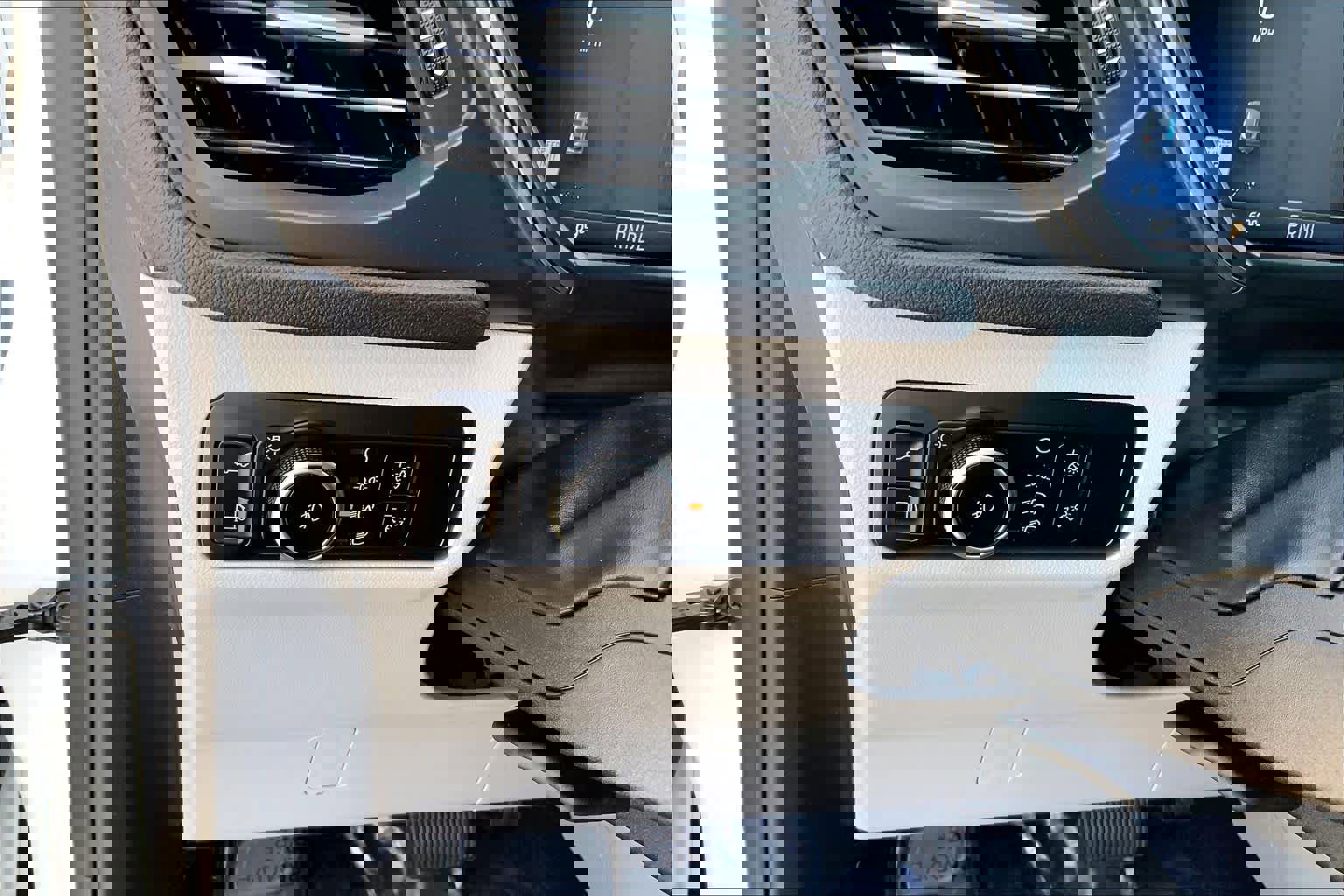 Used 2025 Ford Escape SE w/ Class II Trailer Tow Package image 33