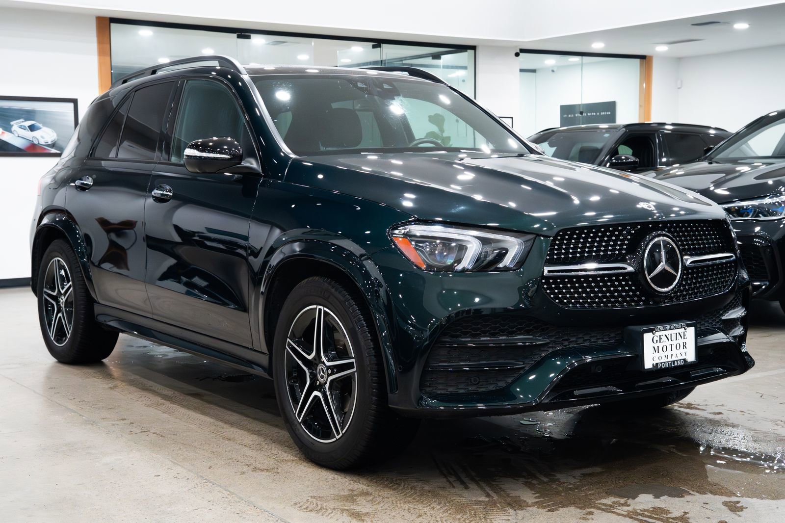 Used 2021 Mercedes-Benz GLE 350 4MATIC w/ AMG Line Exterior image 2