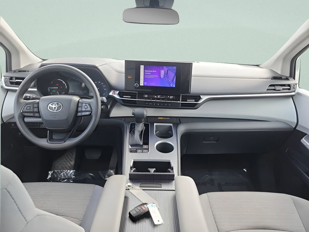 Used 2025 Toyota Sienna LE image 11