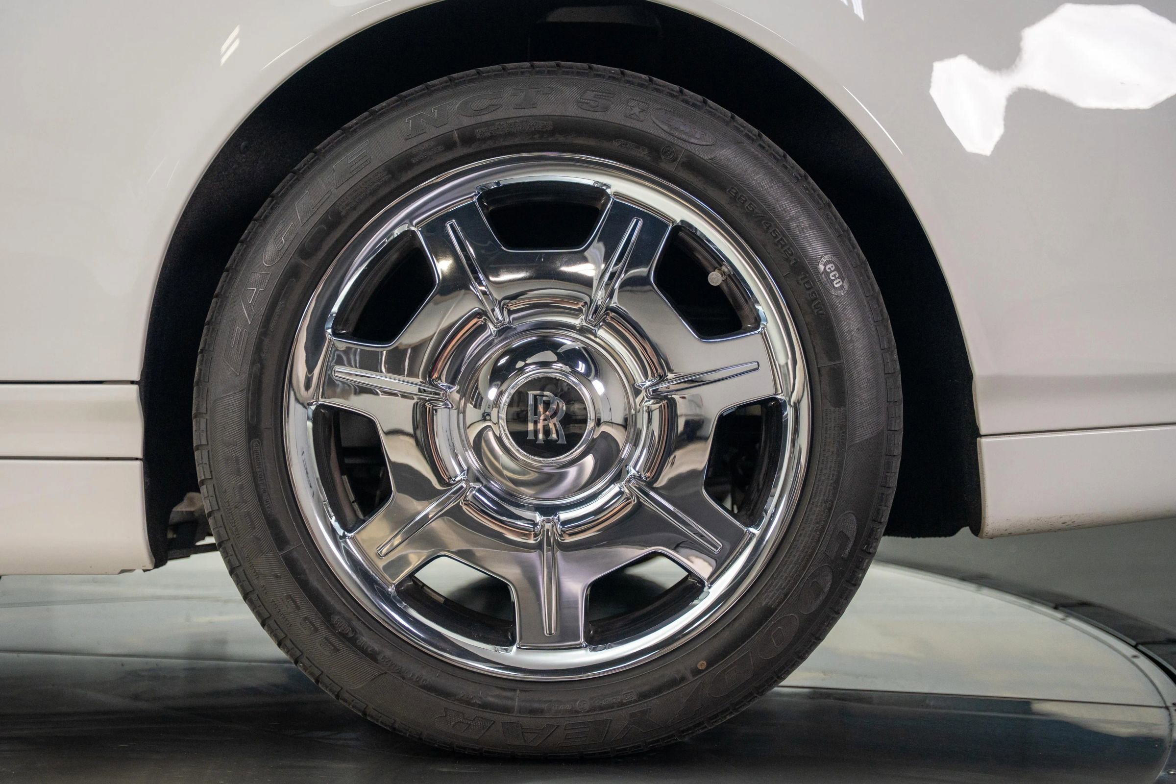 Used 2009 Rolls-Royce Phantom Drophead Coupe image 23