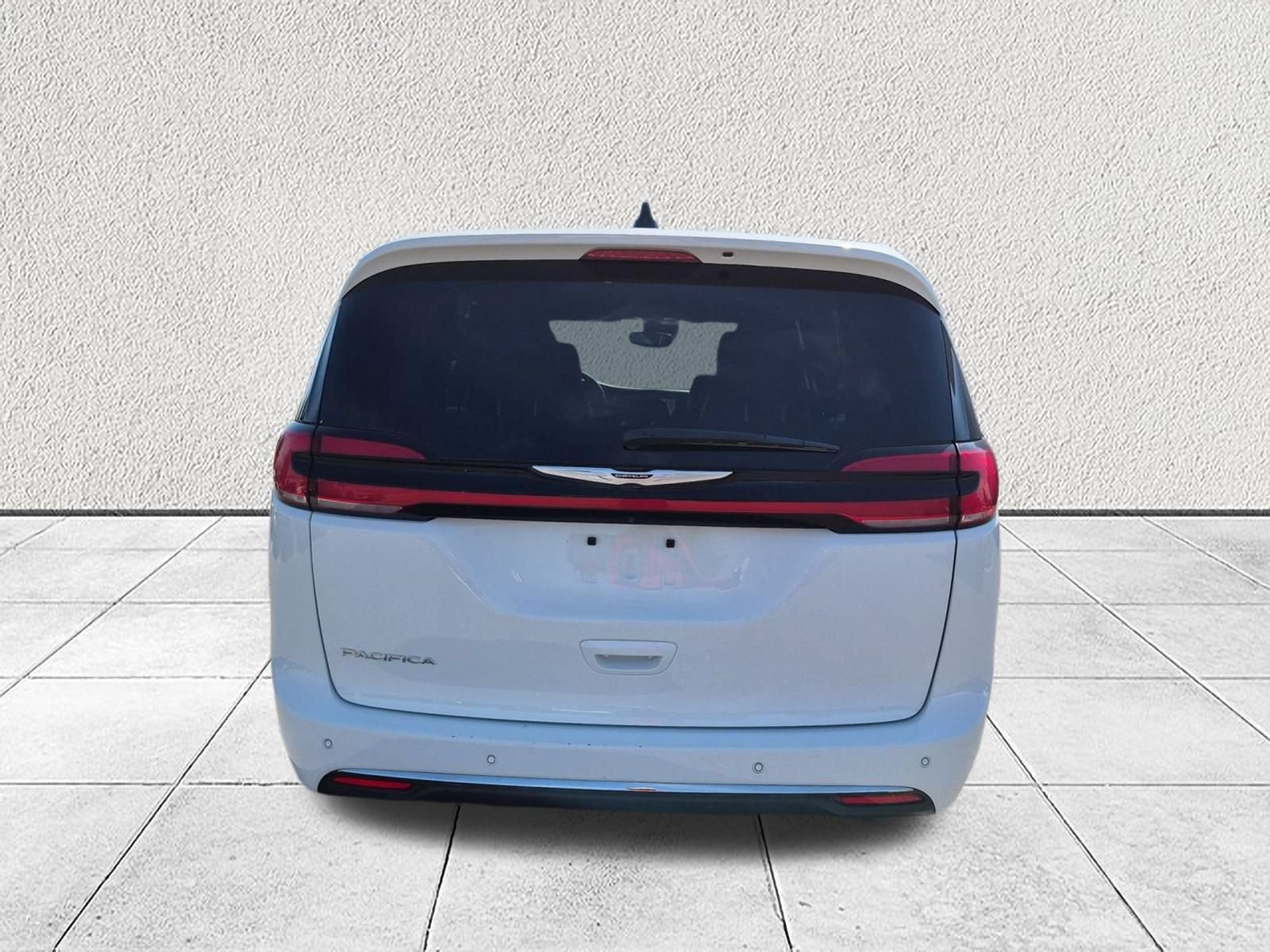 Used 2025 Chrysler Pacifica Select FWD image 4