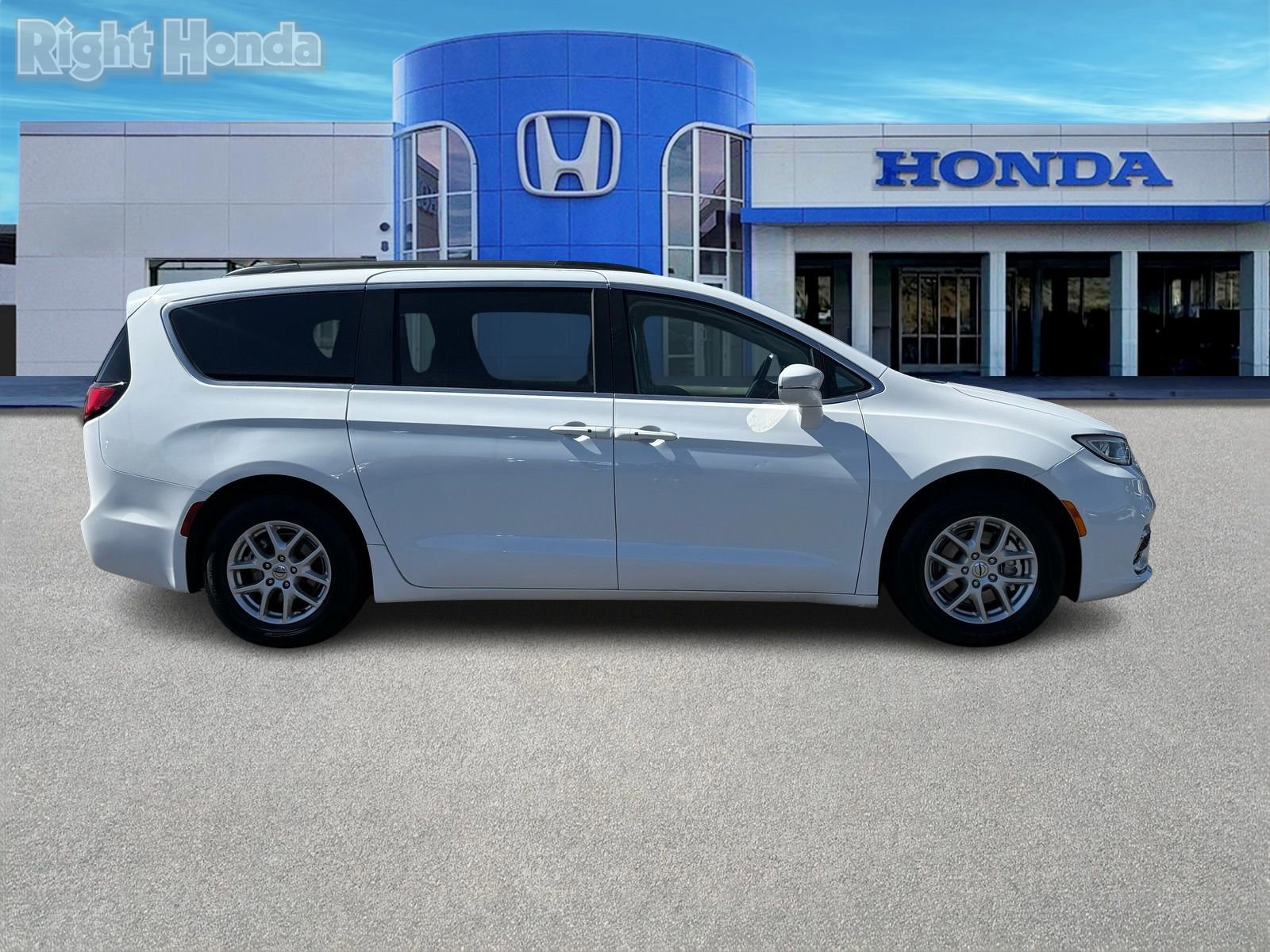 Used 2022 Chrysler Pacifica Touring-L image 9