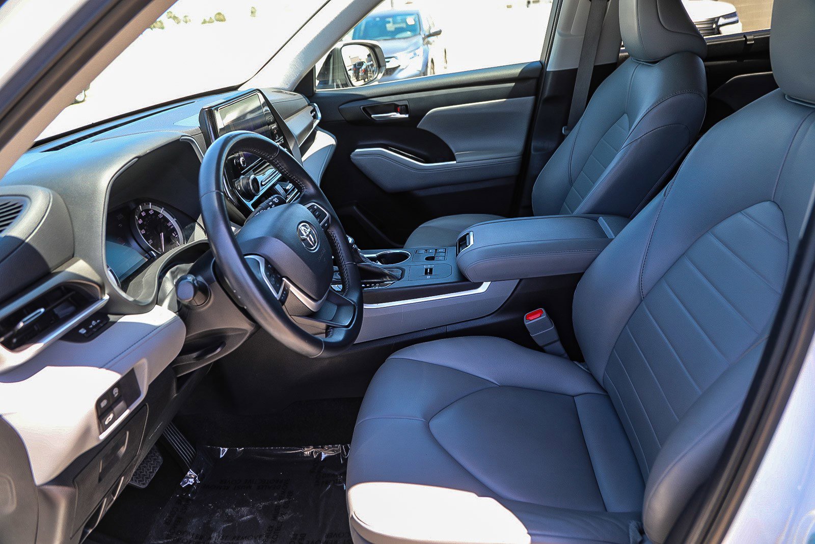Used 2023 Toyota Highlander XLE FWD image 17