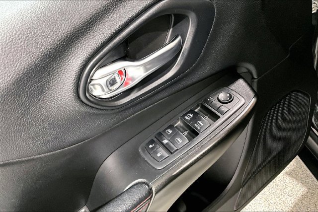 Used 2019 Jeep Cherokee Trailhawk w/ Comfort & Convenience Group AWD/4WD image 46