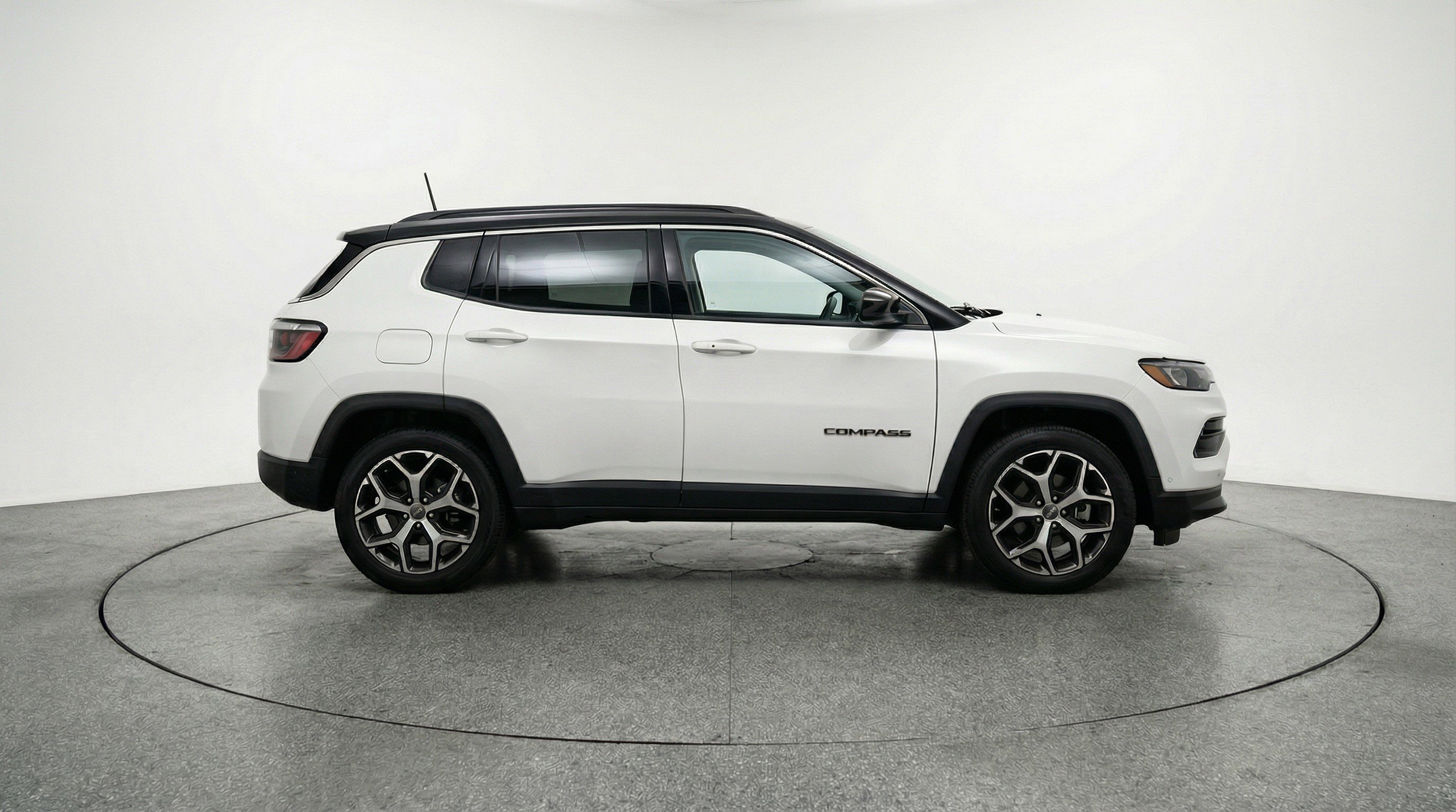 Used 2025 Jeep Compass Limited image 11