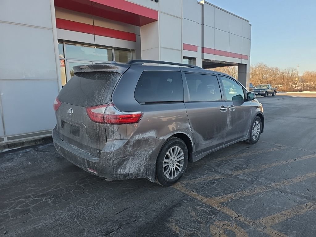 Used 2019 Toyota Sienna XLE w/ XLE Navigation Package image 3
