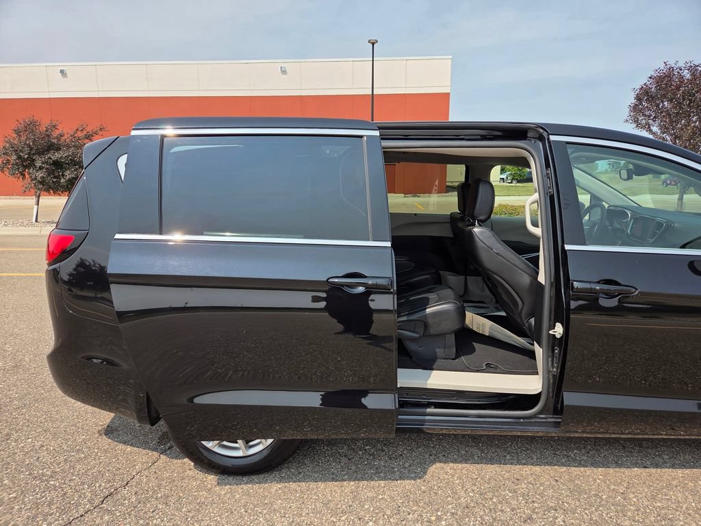 Used 2024 Chrysler Pacifica Touring-L FWD image 42