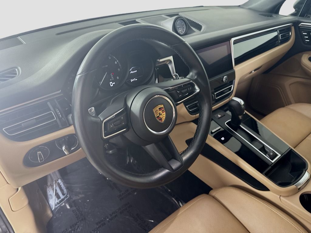 Certified 2022 Porsche Macan image 4