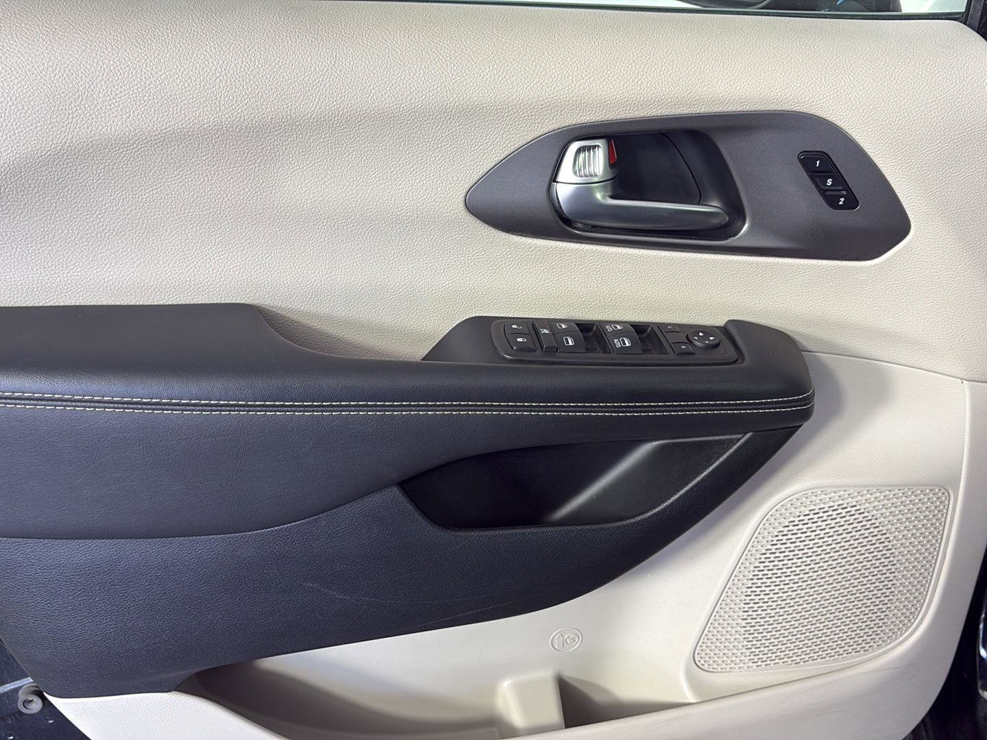 Used 2024 Chrysler Pacifica Touring-L image 23