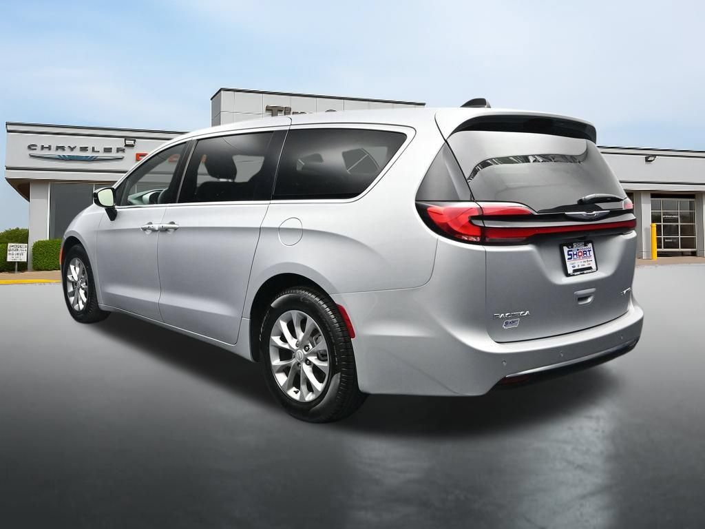 Used 2026 Chrysler Pacifica Limited FWD image 3