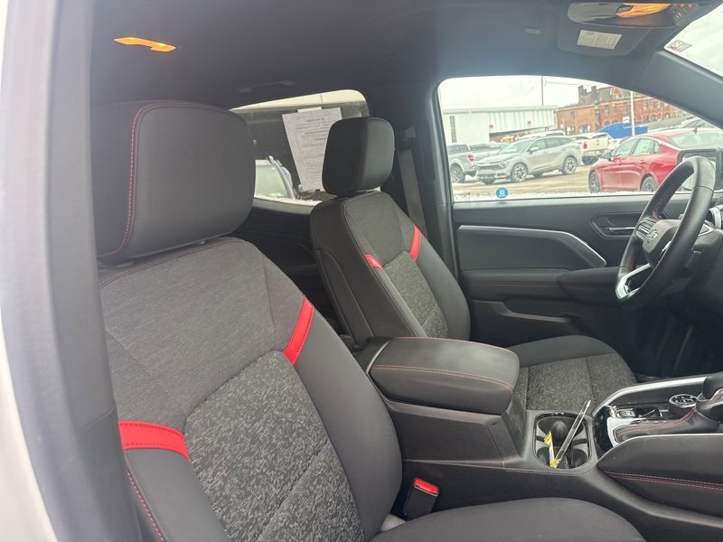 Used 2024 Chevrolet Colorado Z71 w/ Z71 Convenience Package 2 image 9