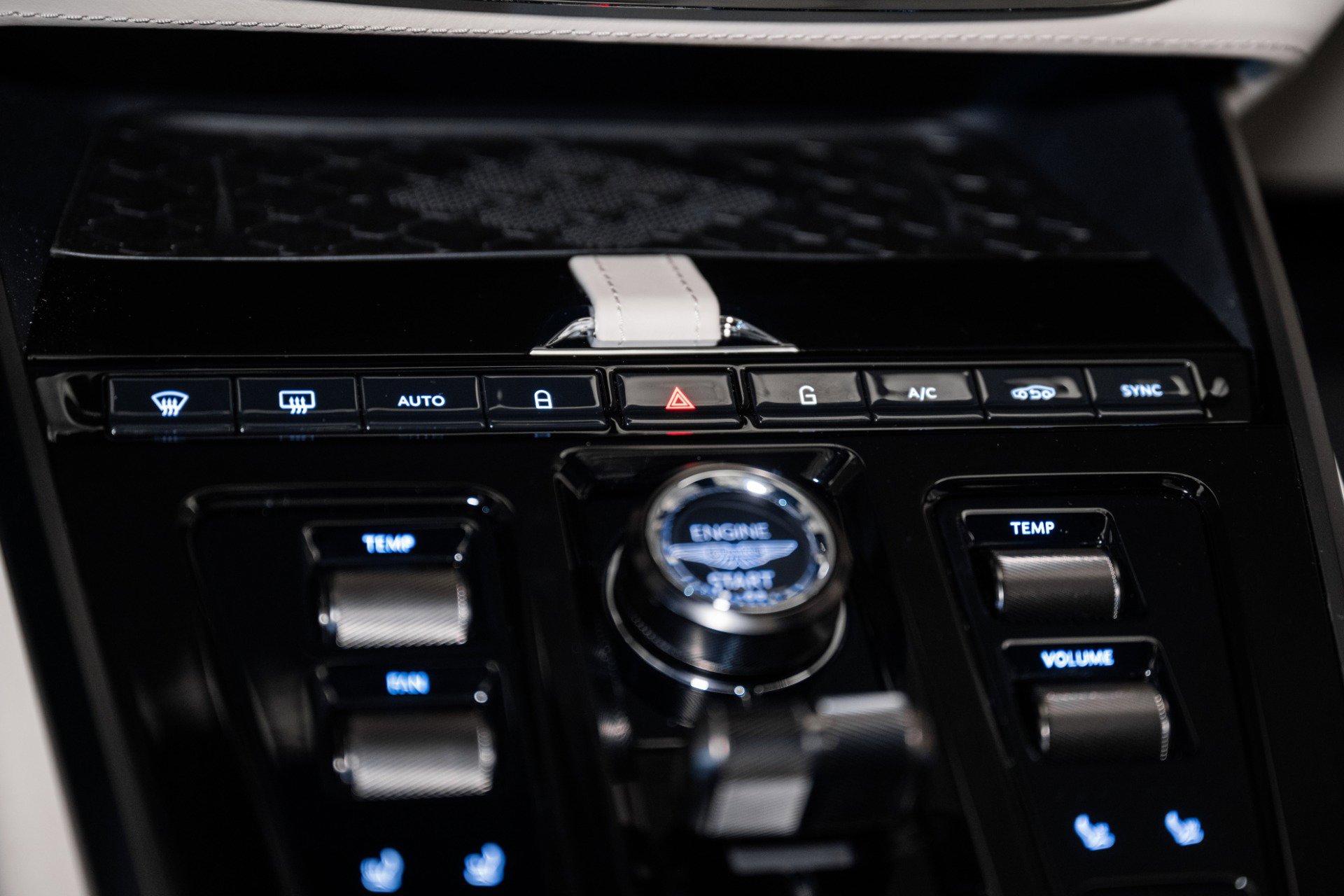 Used 2025 Aston Martin DBX 707 image 31