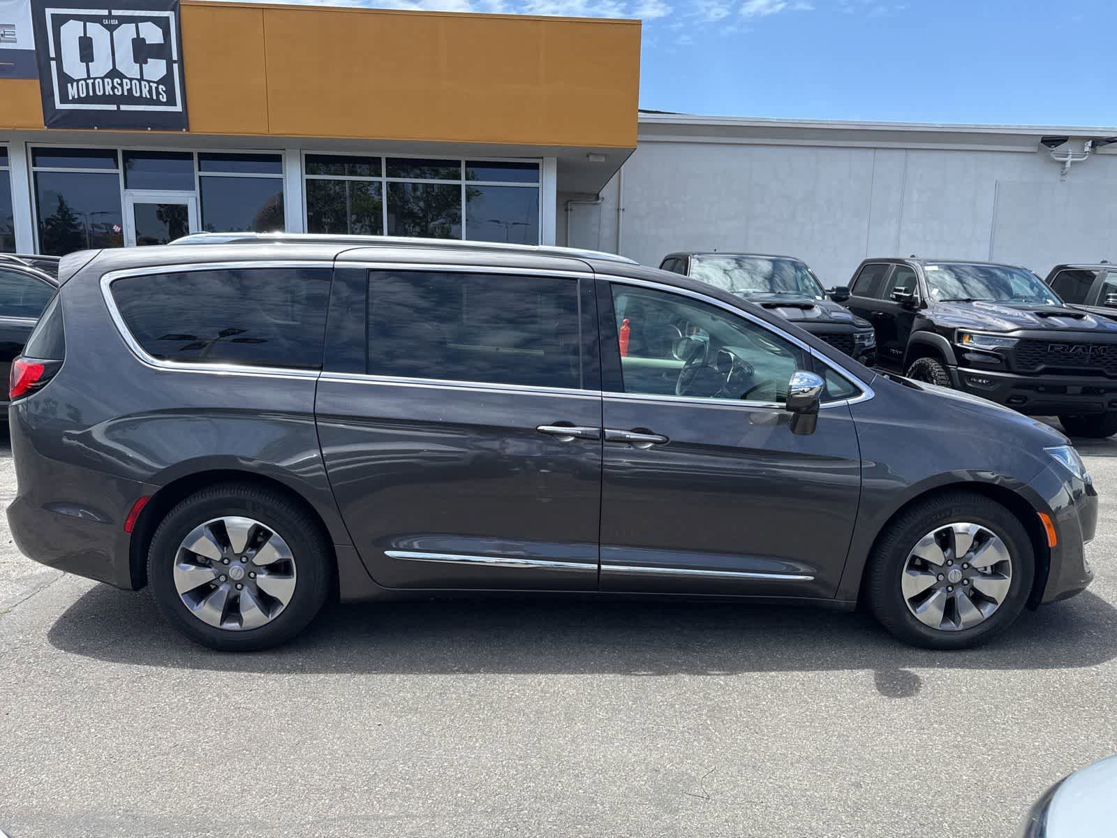 Used 2019 Chrysler Pacifica Limited w/ Advanced Safetytec Group FWD image 4