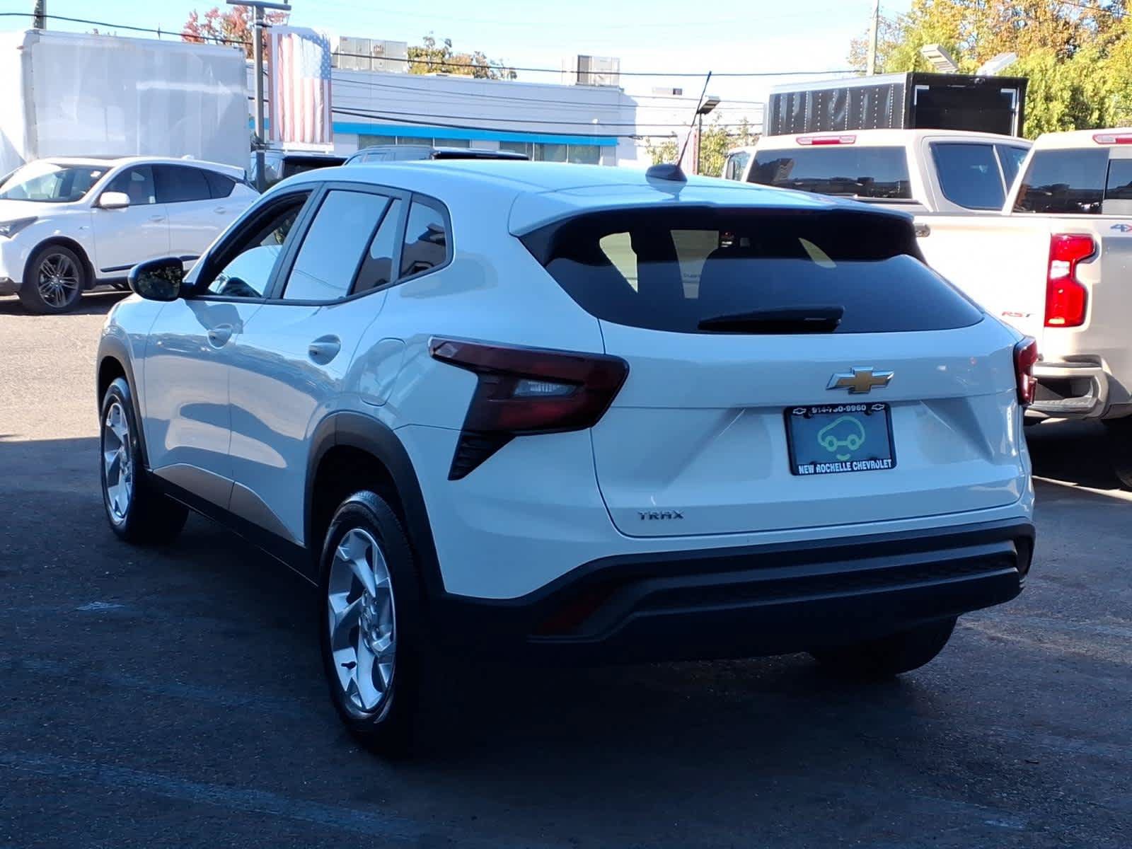 Used 2025 Chevrolet Trax LS w/ LS Convenience Package FWD image 4