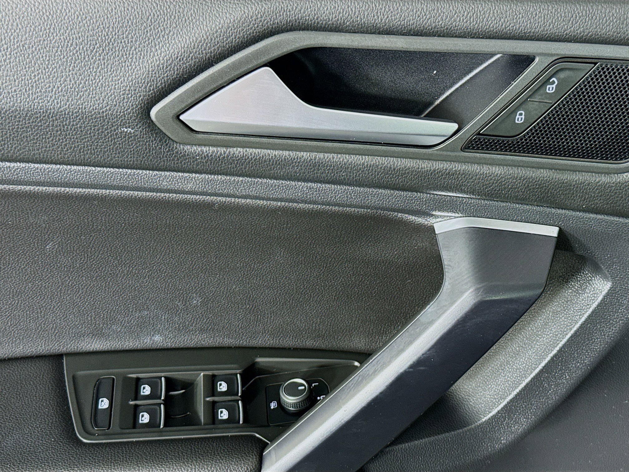 Used 2021 Volkswagen Tiguan SE w/ Panoramic Sunroof Package FWD image 23